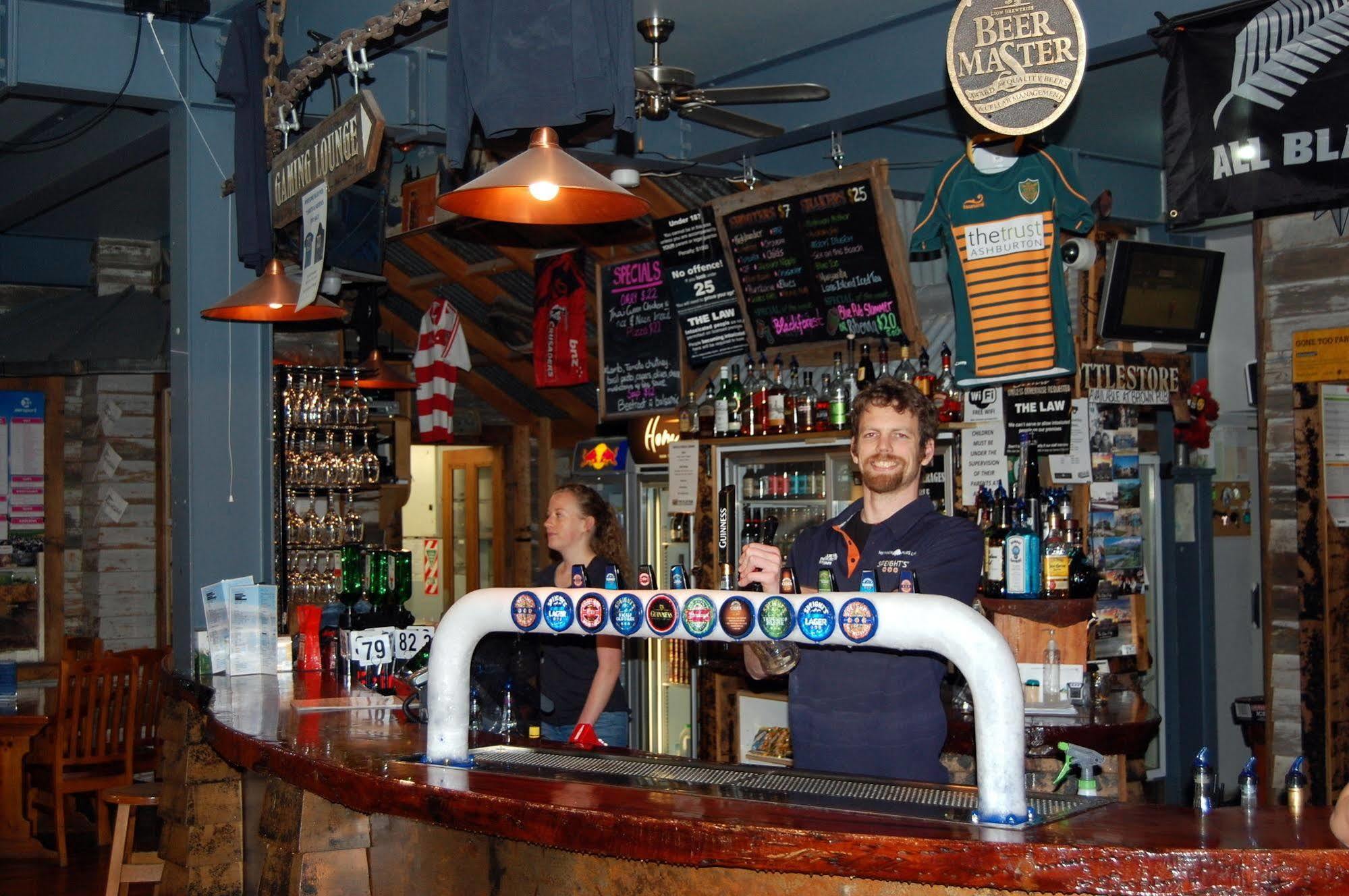 Отель The Blue Pub Метвен Экстерьер фото